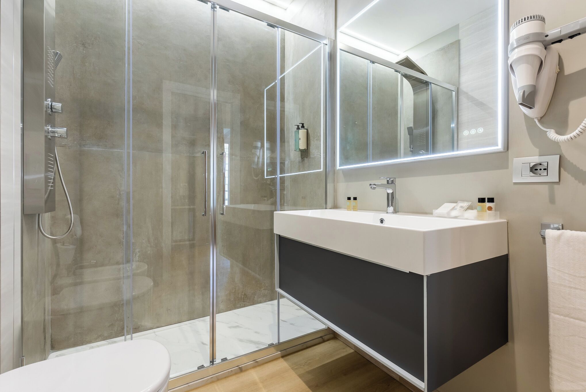 King Size Family | Salle de bain | Baignoire, pantoufles, serviettes fournies, savon