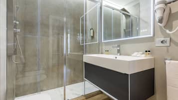 King Size Family | Salle de bain | Baignoire, pantoufles, serviettes fournies, savon