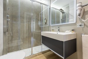 King Size Family | Bathroom | Bathtub, slippers, towels, soap - Relais Cavallini (Rome)