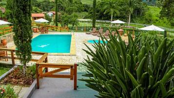 Ulkouima-allas, aurinkovarjoja, aurinkotuoleja