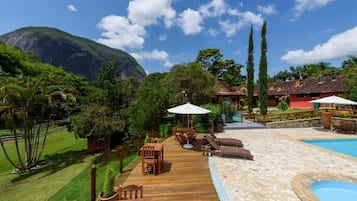 Piscina externa, guarda-sóis, espreguiçadeiras
