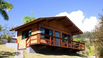 Chalé superior, varanda coberta, vista para o jardim | Ferros/tábuas de passar roupa, Wi-Fi de cortesia