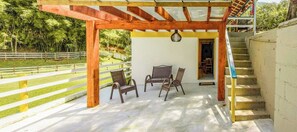 Chalé premium, varanda coberta, vista para o jardim | Ferros/tábuas de passar roupa, Wi-Fi de cortesia