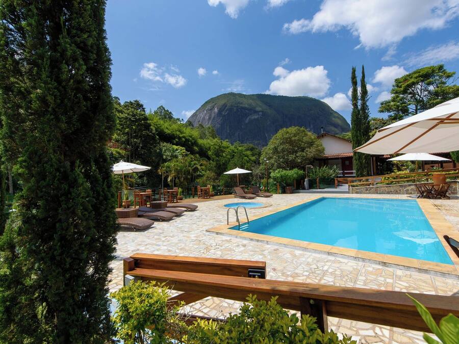 Piscina all'aperto, ombrelloni da piscina, lettini