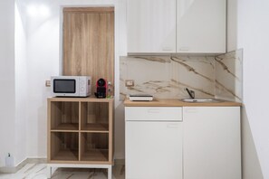 Eenvoudige studio | Privékeuken | Een magnetron, een kookplaat, een espressoapparaat