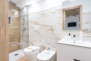 Basic Studio | Bathroom | Hair dryer, bidet, towels, soap