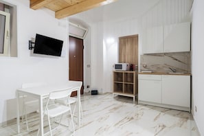 Estudio básico | Cocina privada | Microondas, parrilla de estufa y cafetera de espresso 