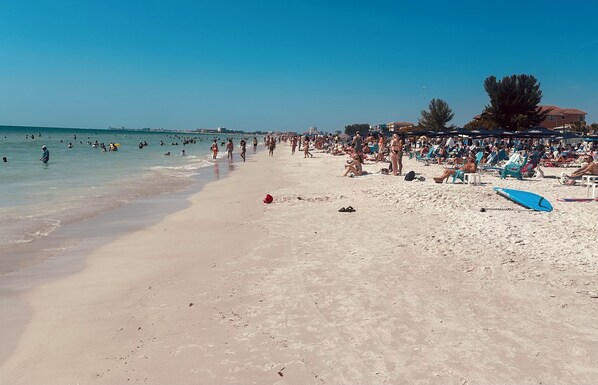Chaises longues, serviettes de plage