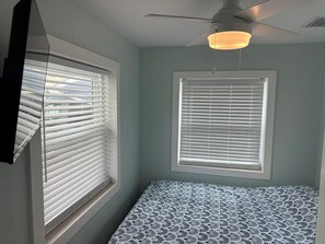 2 bedrooms, desk, iron/ironing board, free WiFi - Yellow Beach House on Treasure Island, Pet Friendly, Sleeps  6,  Block to Beach (Treasure Island)