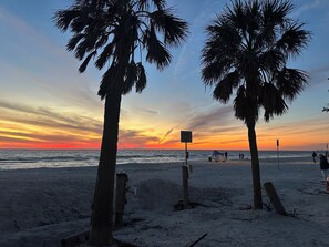 Sun-loungers, beach towels - Yellow Beach House on Treasure Island, Pet Friendly, Sleeps  6,  Block to Beach (Treasure Island)