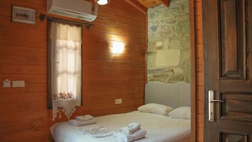 Standard-Doppelzimmer, Bergblick | Hochwertige Bettwaren, laptopgeeigneter Arbeitsplatz, Bettwäsche
