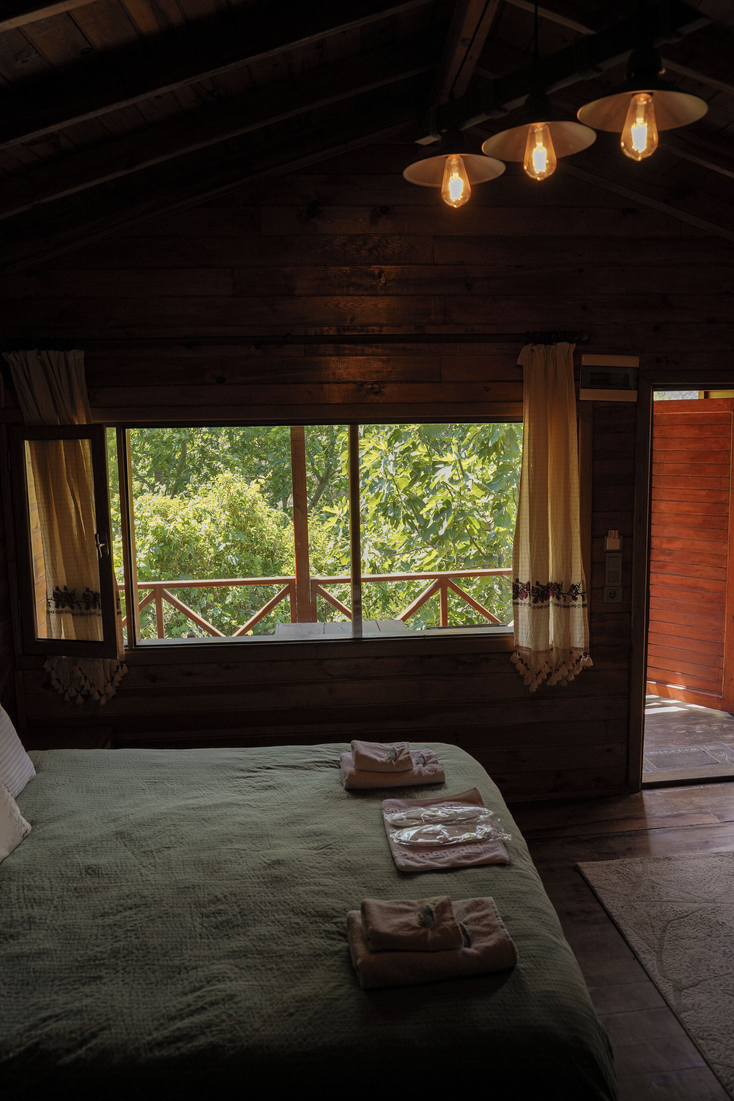 Habitación doble superior, vista al valle | Ropa de cama de alta calidad y escritorio 