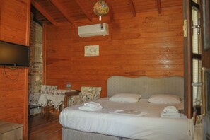 Habitación estándar doble, vistas a la montaña | Espacio para trabajar con un portátil