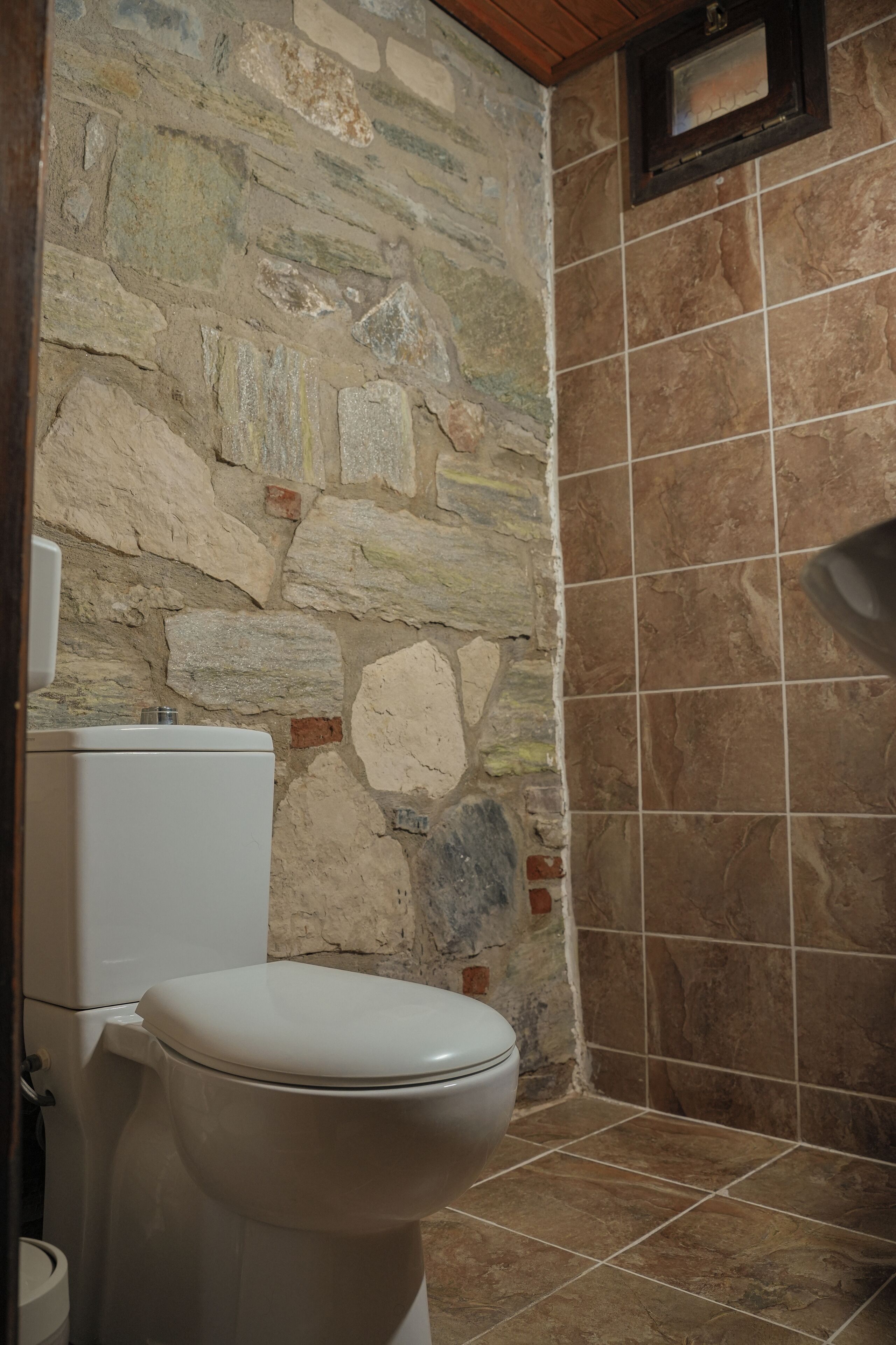 Quarto triplo standard, vista para a montanha | Banheiro | Produtos de toalete grátis, secador de cabelo, toalhas de banho 