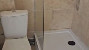 A bathroom with a toilet, a shower area, and a drain. - Cosy studio close to amenities + sea 5 minutes away (Fos-sur-Mer)