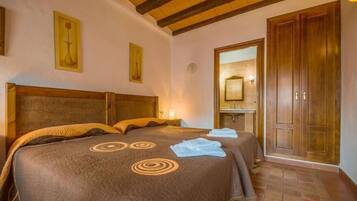 Classic Twin Room | Free WiFi