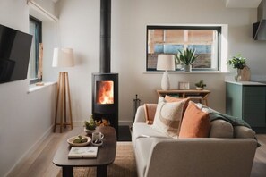 Smart TV, fireplace, books, stereo
