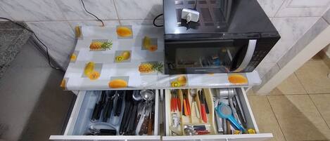 Køleskab, mikrobølgeovn, kogeplade, brødrister