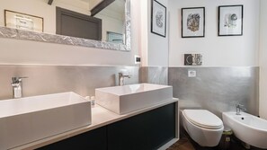 Douche, sèche-cheveux, bidet, serviettes fournies