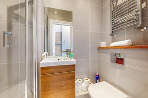 Douche, serviettes fournies, papier toilette