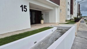Apartment, 4 Bedrooms, Accessible, Balcony | Property entrance
