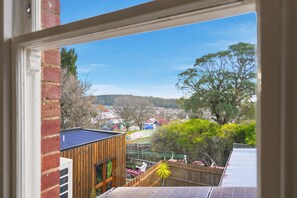 Un quartier résidentiel avec des maisons, des arbres et un ciel dégagé.