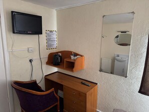 Room 305 | Tirai kedap cahaya, setrika/meja setrika, dan Wi-Fi gratis