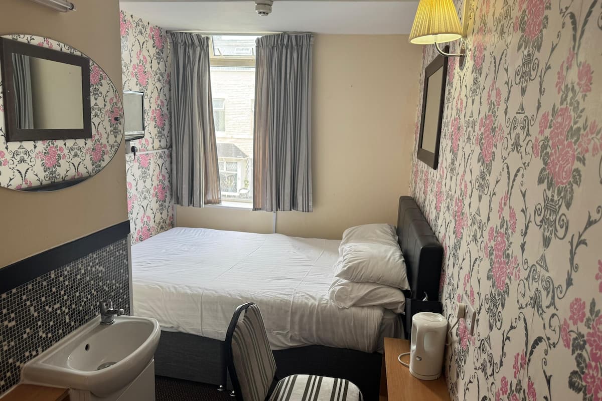 Room 210 | Cortinas blackout, tabla de planchar con plancha y wifi gratis