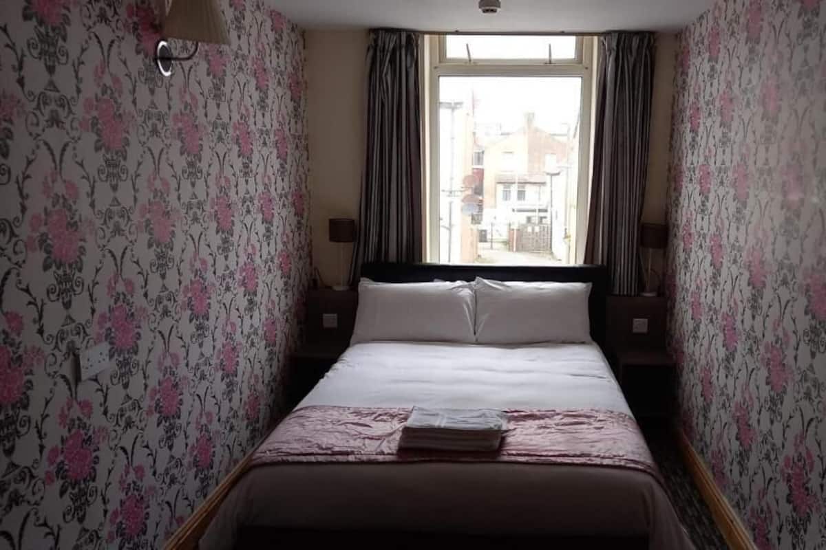 Room 211 | Langsir/tirai gelap terus, seterika/papan seterika, Wi-fi percuma