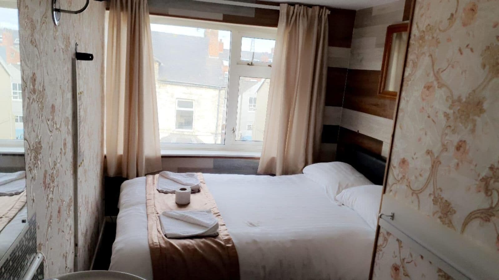 Standard Double Room 303 | Blendingsgardiner, strykejern/-brett, wi-fi (inkludert) og sengetøy