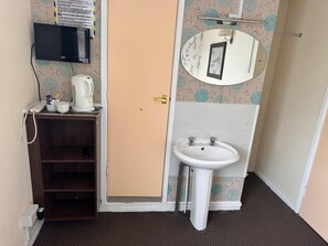 Room 212 | Tirai kedap cahaya, setrika/meja setrika, dan Wi-Fi gratis