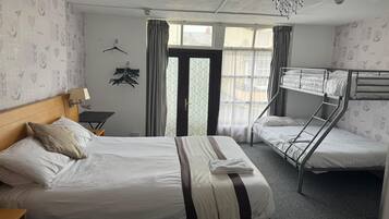 Cortinas blackout, tabla de planchar con plancha y wifi gratis