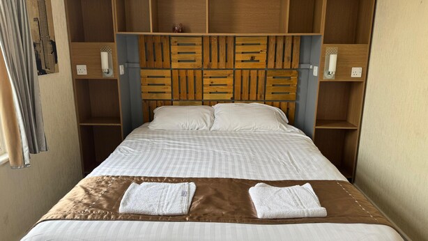 Premium Large Double Room 207 | Blendingsgardiner, strykejern/-brett, wi-fi (inkludert) og sengetøy