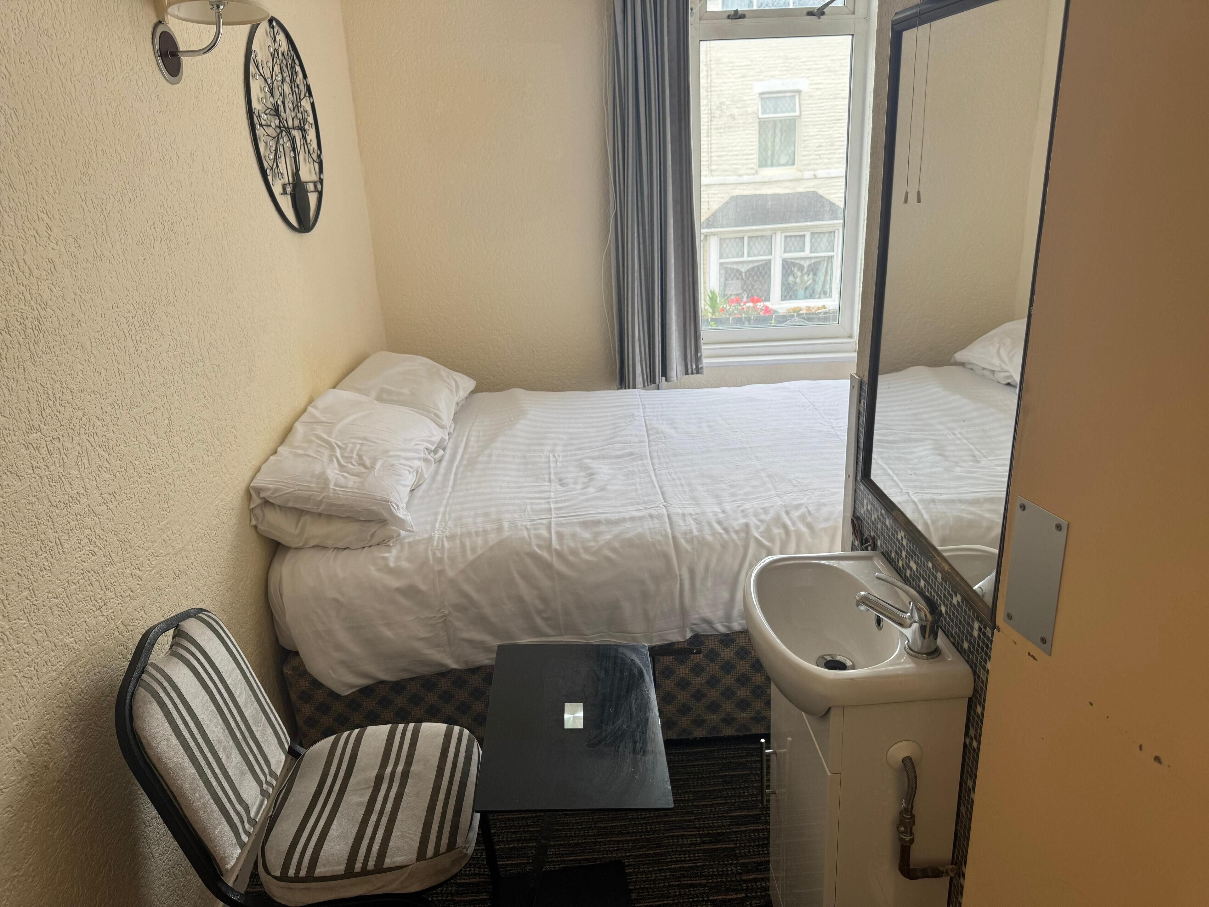 Standard Single Room 205 | Blendingsgardiner, strykejern/-brett, wi-fi (inkludert) og sengetøy