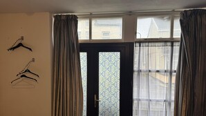 Premium Large Double Room 101 | Blendingsgardiner, strykejern/-brett, wi-fi (inkludert) og sengetøy