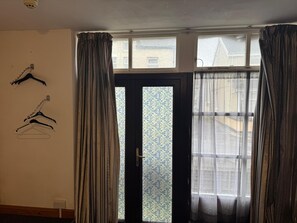 Premium Large Double Room 101 | Pimennysverhot, silitysrauta/-lauta, ilmainen Wi-Fi, vuodevaatteet