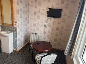 Room 208 | Área de sala de estar