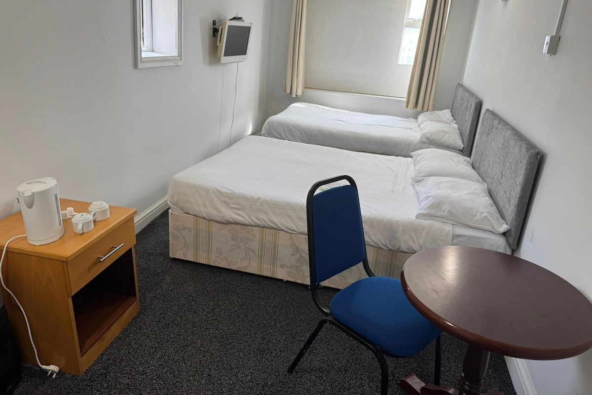 Room 304 | Cortinas blackout, tabla de planchar con plancha y wifi gratis