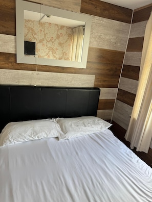 Standard Double Room 302 | ผ้าม่านกันแสง, เตารีด/โต๊ะรีดผ้า, Wi-Fi ฟรี, ผ้าปูที่นอน