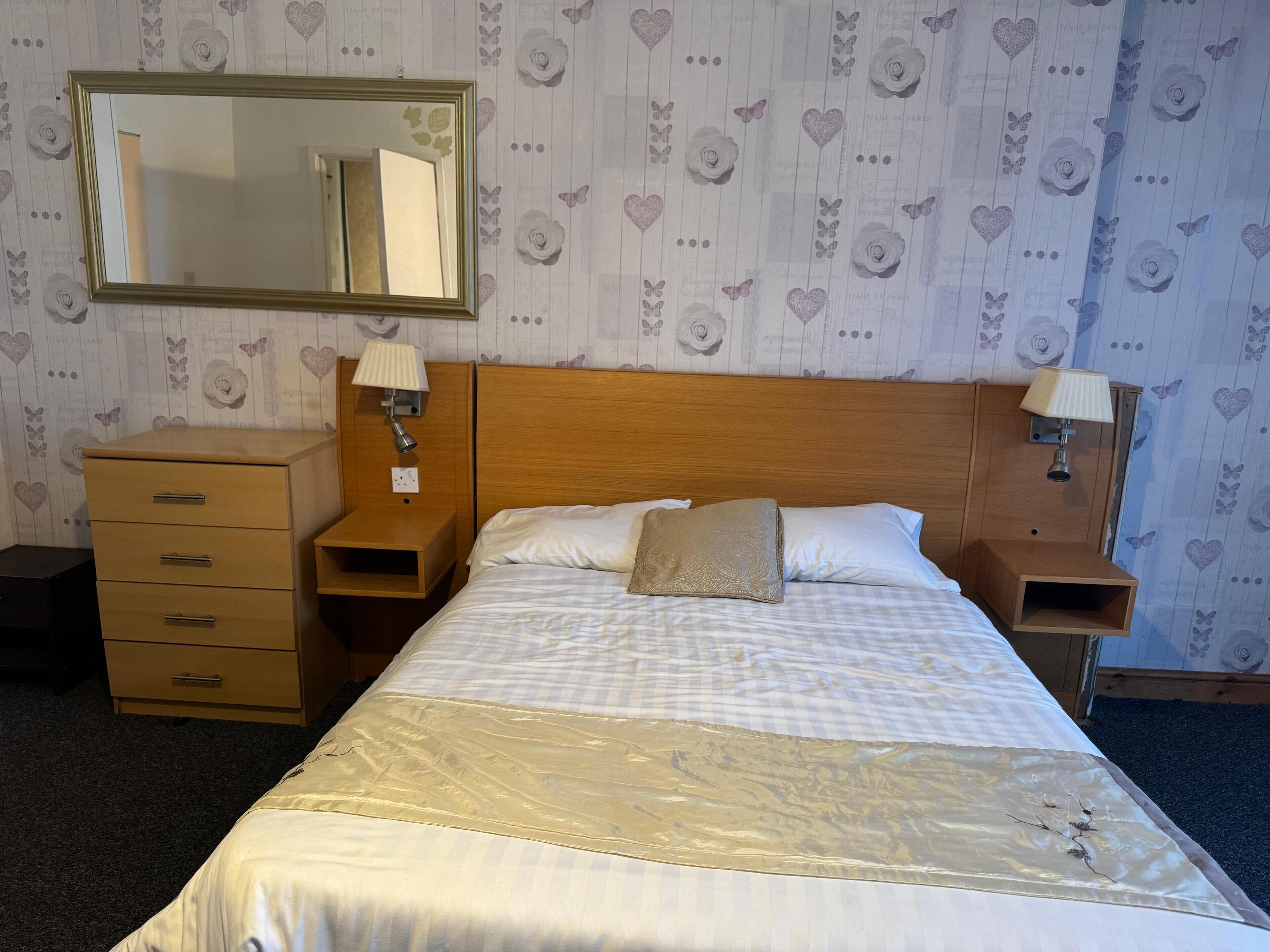 Premium Large Double Room 101 | Blendingsgardiner, strykejern/-brett, wi-fi (inkludert) og sengetøy