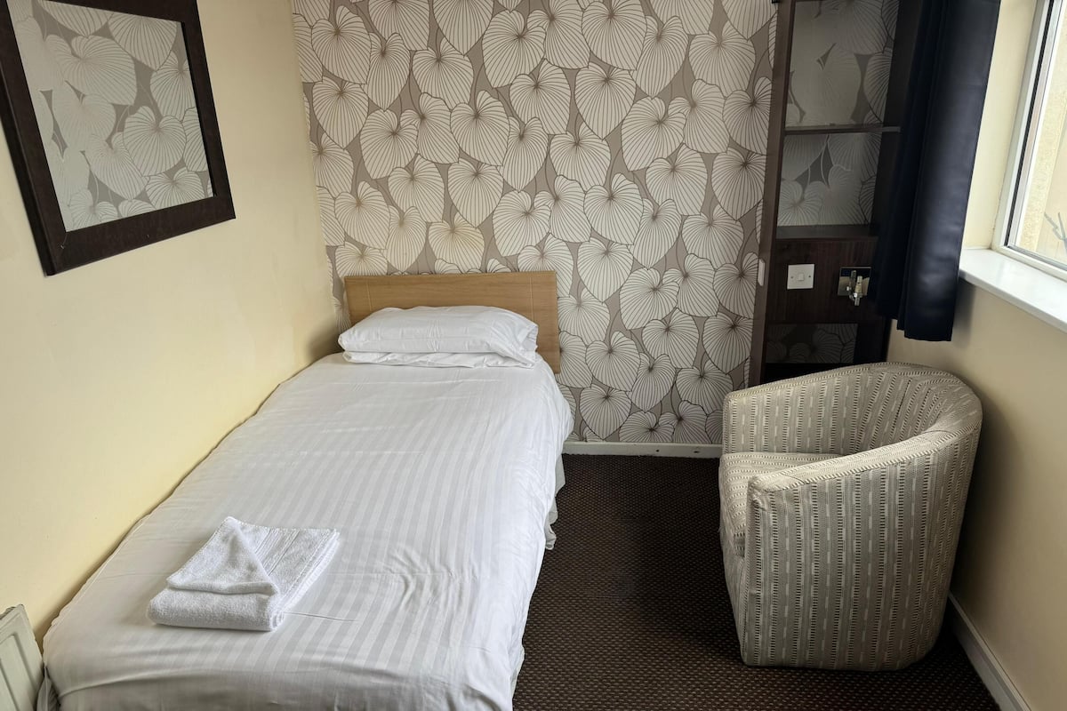 Cortinas blackout, tabla de planchar con plancha y wifi gratis 