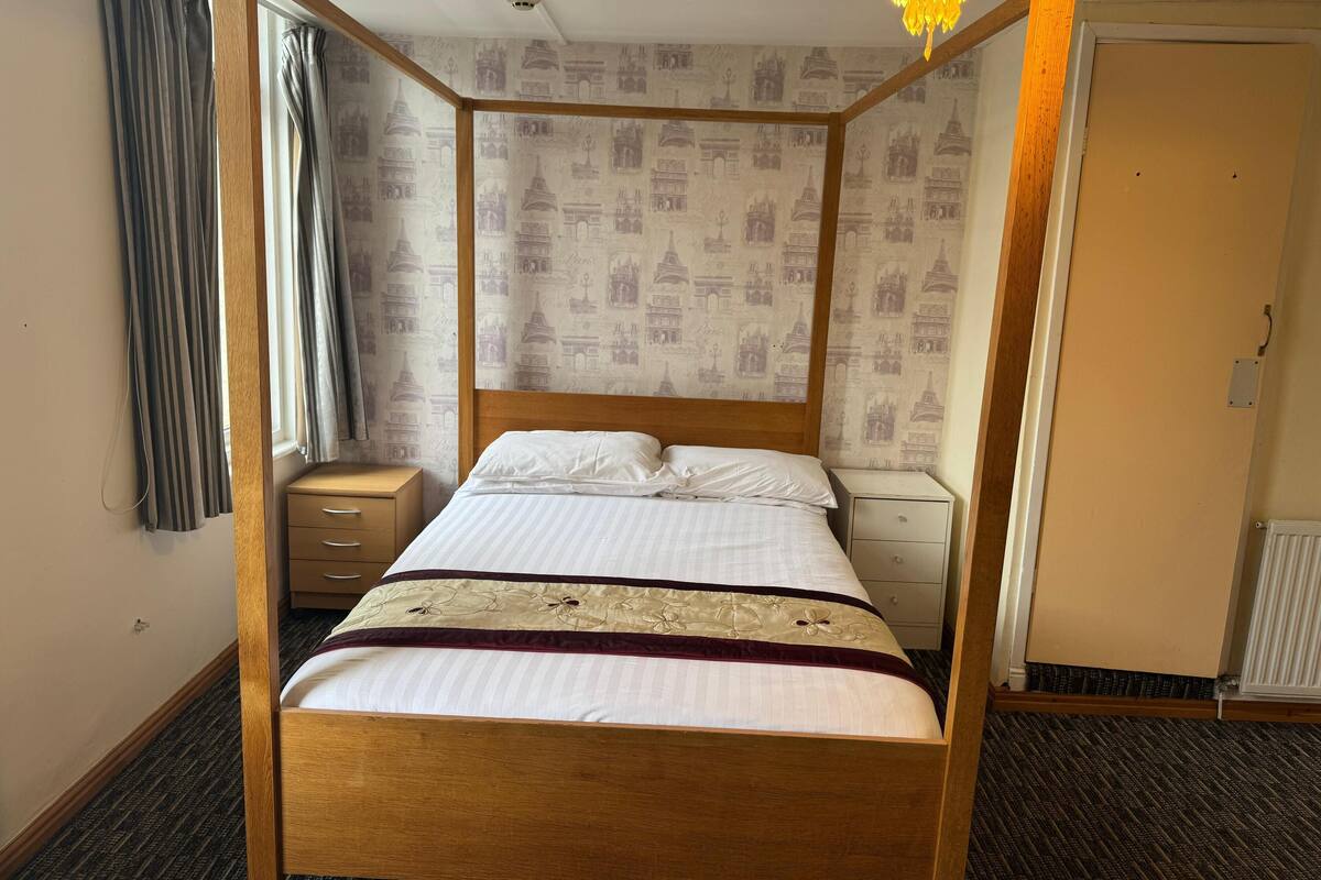 Room 208 | Langsir/tirai gelap terus, seterika/papan seterika, Wi-fi percuma