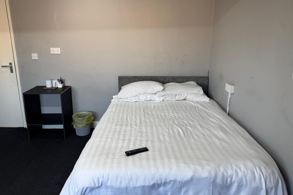 Room 101 Double Large Deluxe | Mörkläggningsgardiner, strykjärn/strykbräda och gratis wi-fi