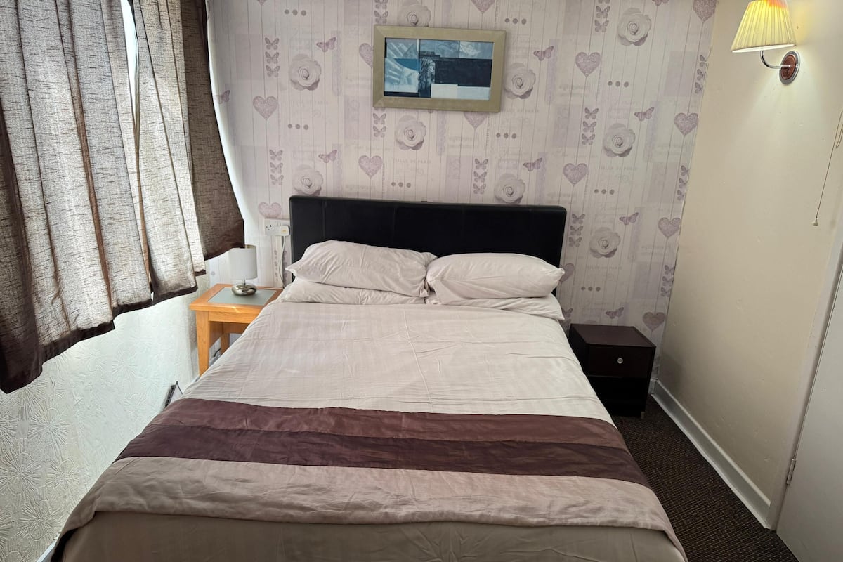 Cortinas blackout, tabla de planchar con plancha y wifi gratis 