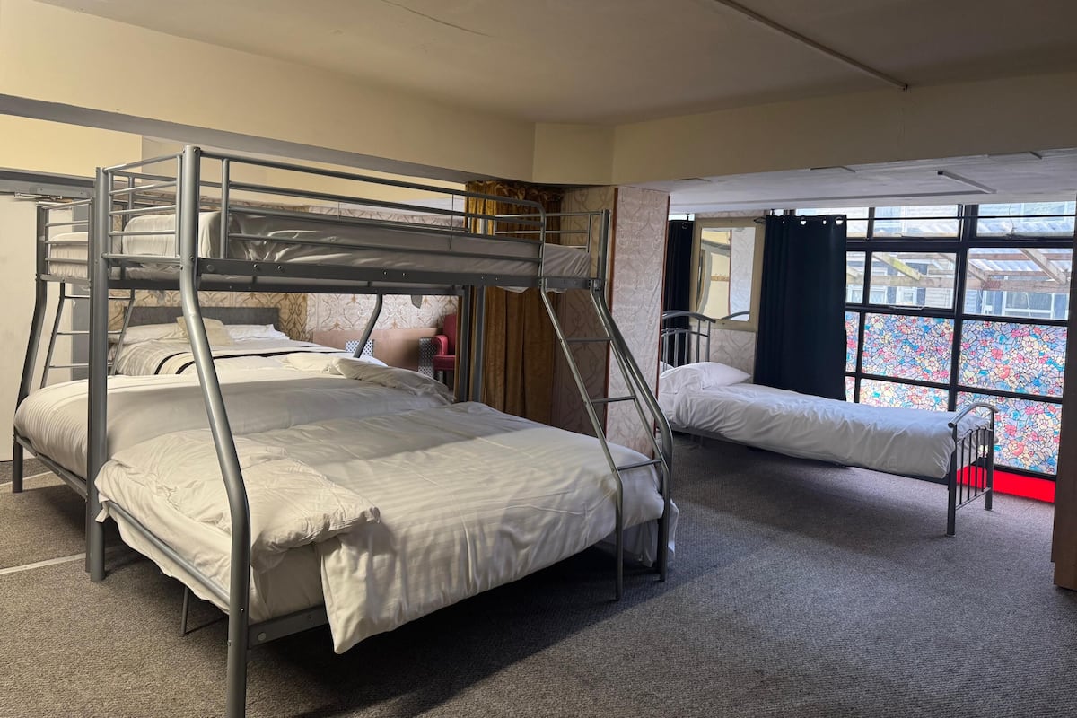 Cortinas blackout, tabla de planchar con plancha y wifi gratis