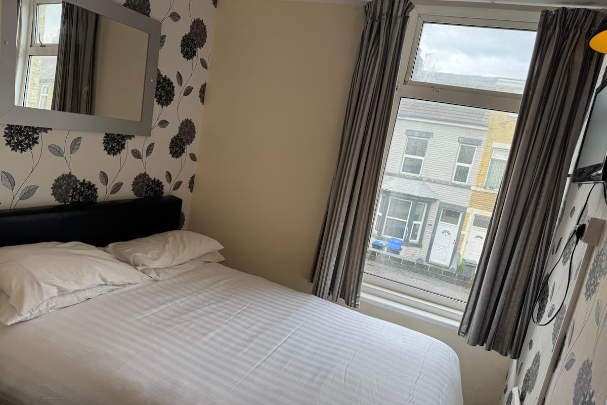 Room 202 | Cortinas blackout, tabla de planchar con plancha y wifi gratis