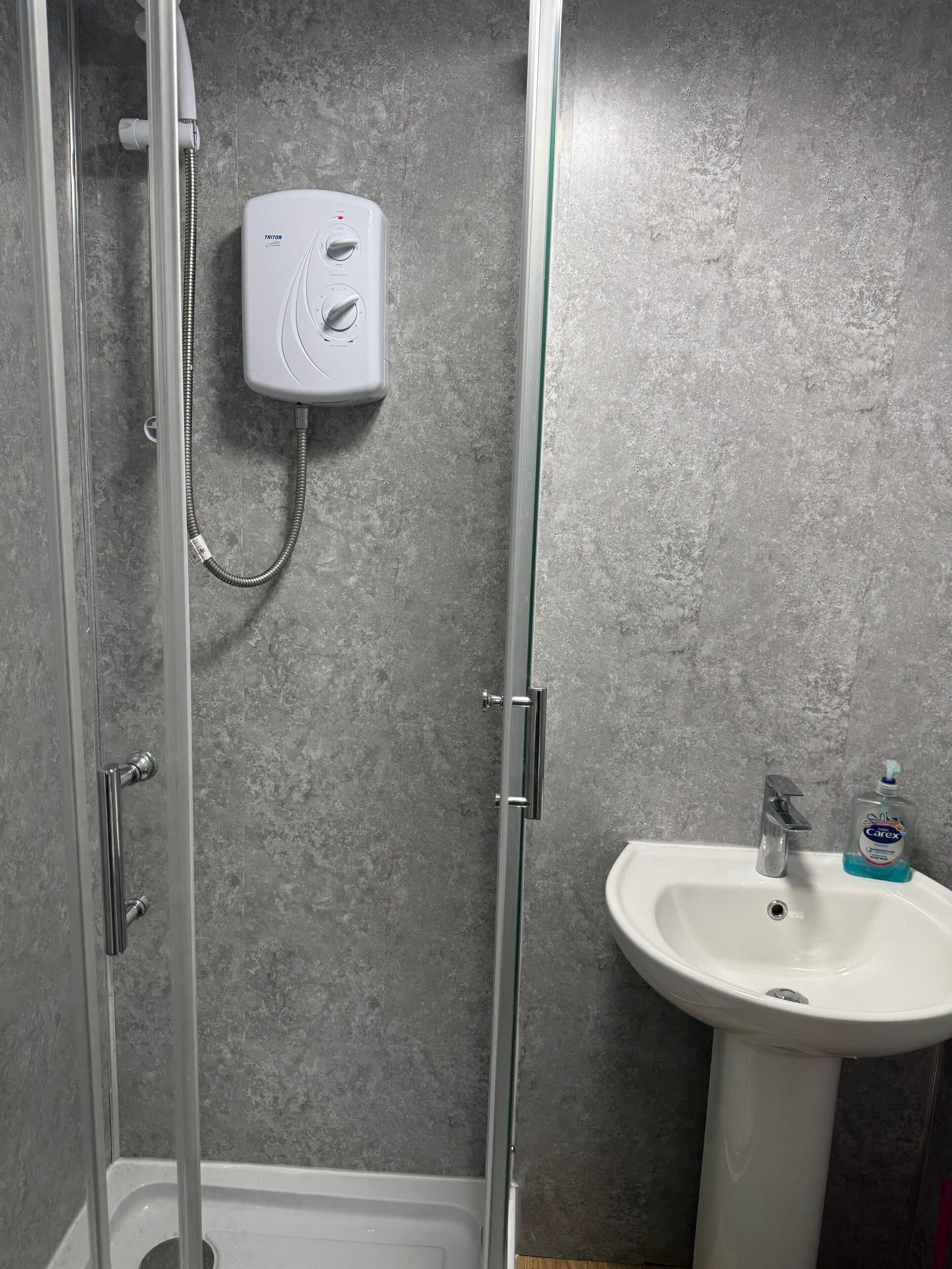 Room 304 Double Large Deluxe | Baño | Toallas y papel de baño 