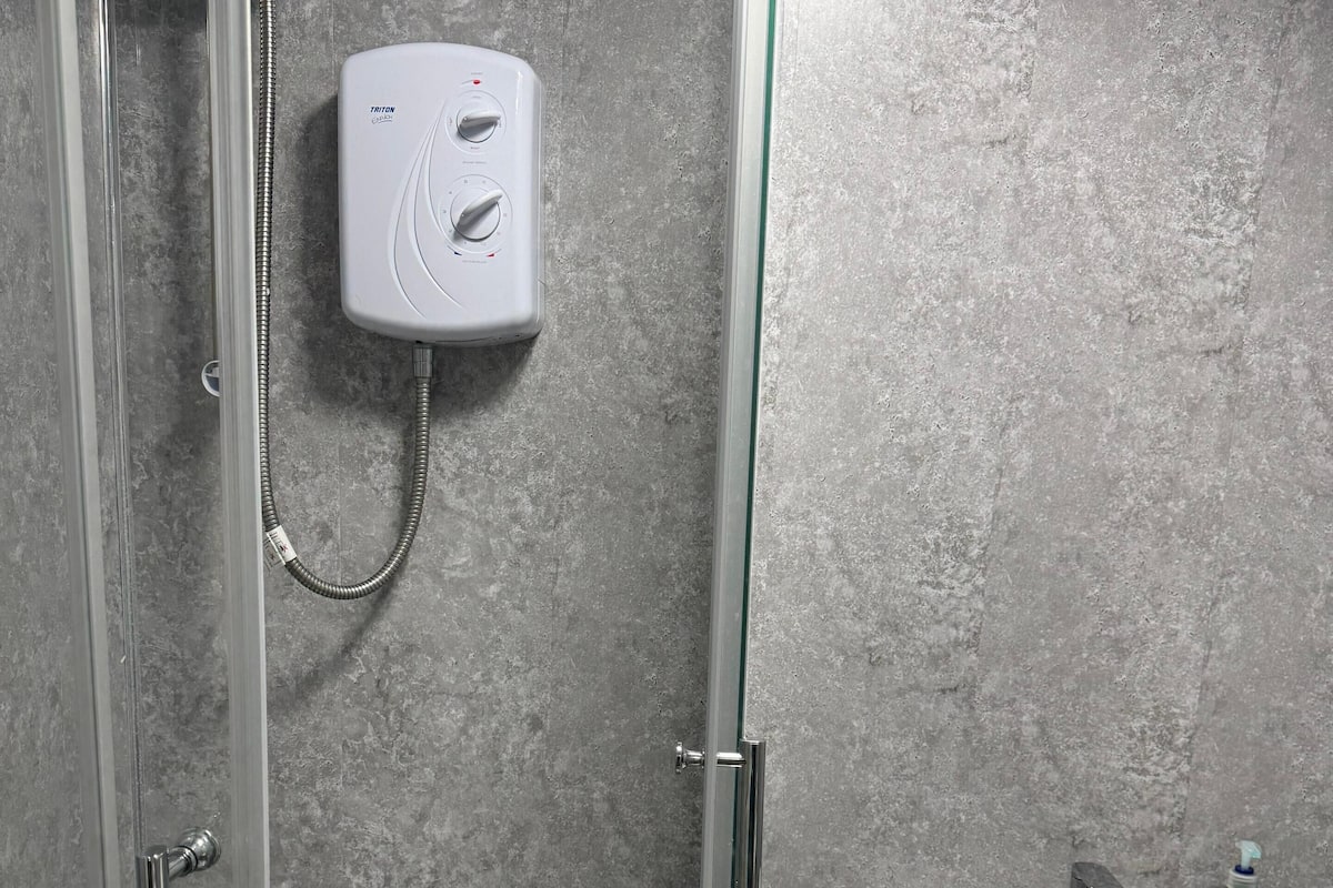 Room 304 Double Large Deluxe | Baño | Toallas y papel de baño