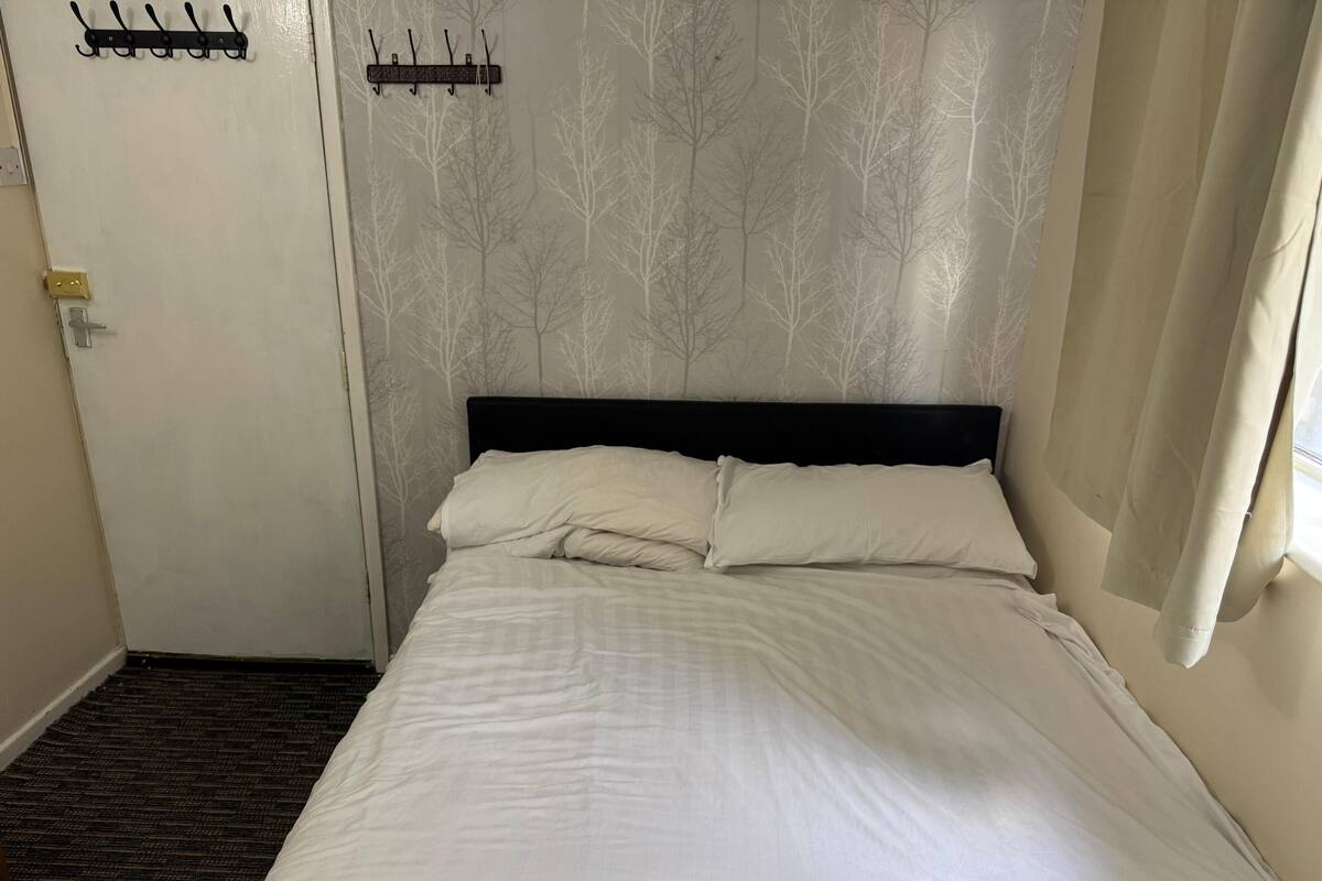 Cortinas blackout, tabla de planchar con plancha y wifi gratis 