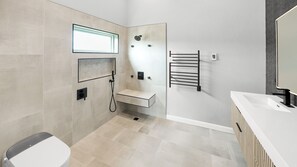 Regadera, secadora de cabello, bidet, toallas 